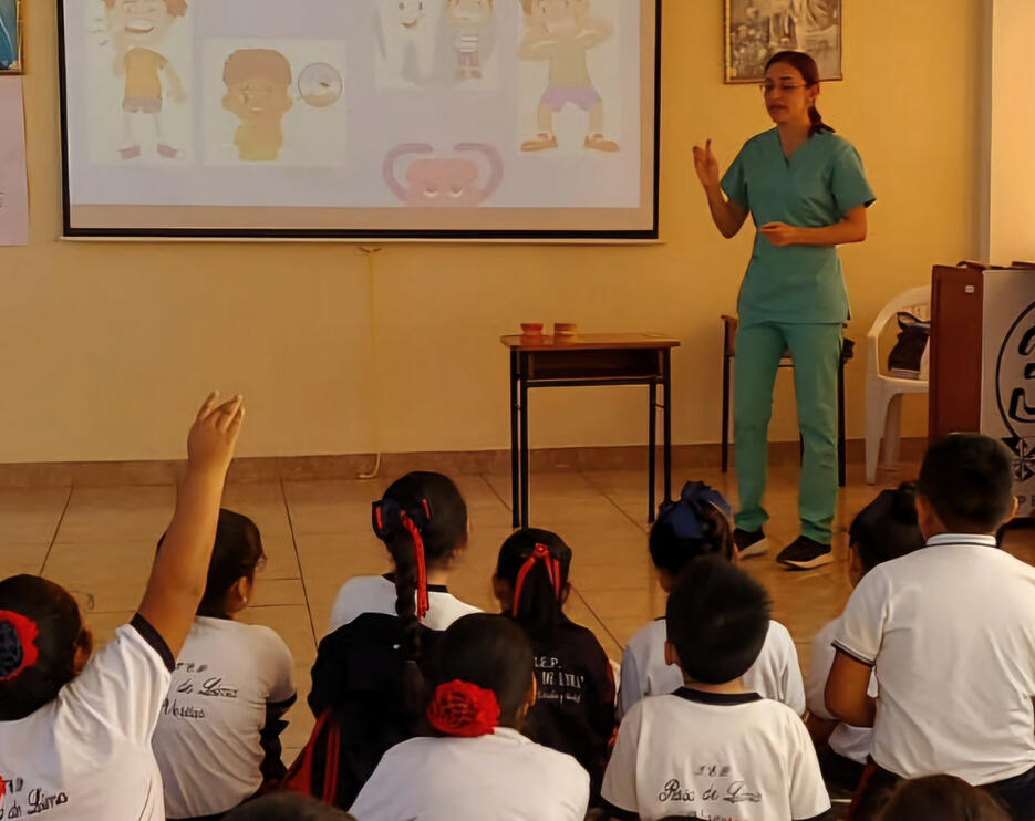 Alunos do 1.º ao 4.º ano com a dentista durante atividade de educação para a saúde oral.