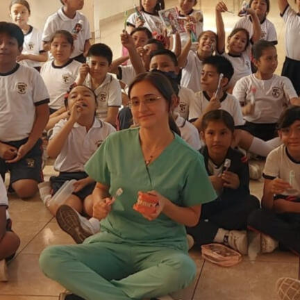 Alunos do 1.º ao 4.º ano com a dentista durante atividade de educação para a saúde oral.