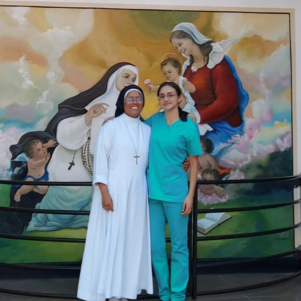 Voluntariado em Saúde Oral Infantil – Dra. Kimberly Solano Dentista voluntária Dra. Kimberly Solano em ação educativa de saúde oral infantil na Escola Rosa de Lima, em Lima, Peru